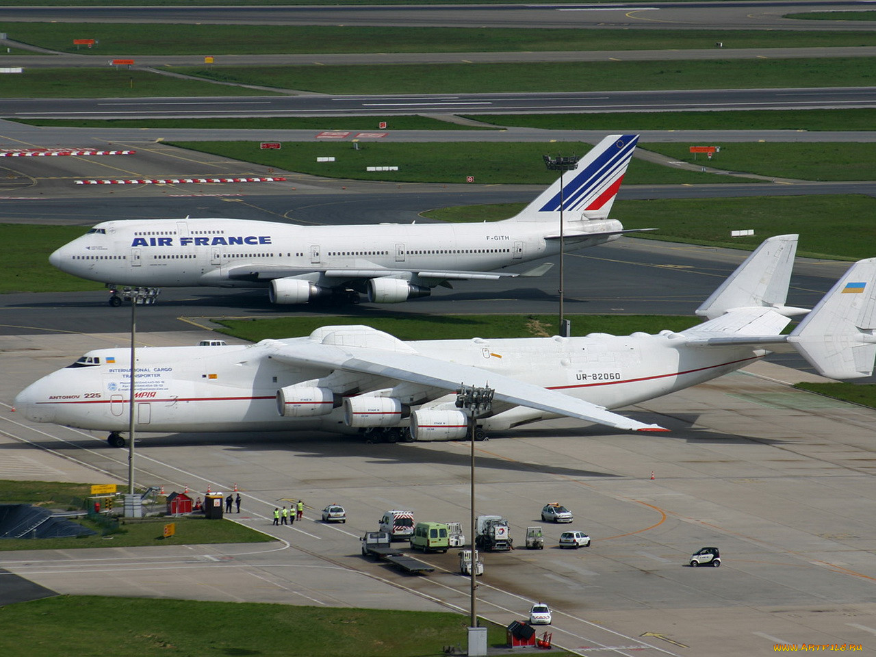 Модель самого массового самолета. АН-225 Мрия и Боинг 747. Мрия АН 225 И Аэробус. АН-225 Мрия и а380. АН-225 И a380.